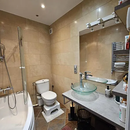 Joli Havre De Paix En Plein Batignolles * Paris